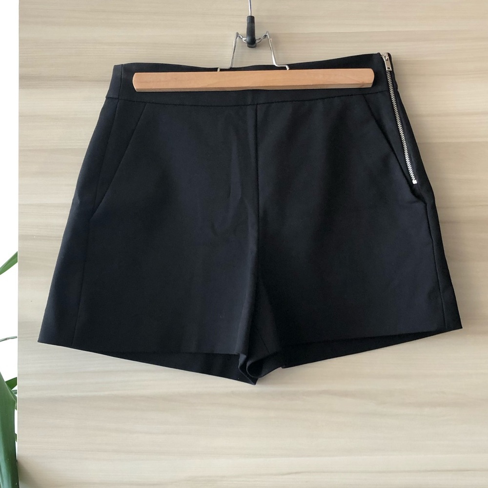 HIGH-WAIST BLACK SHORTS